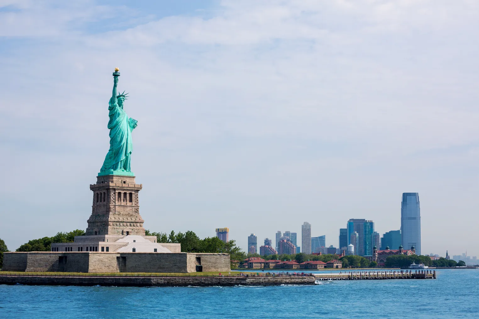Estatua de la Libertad con la silueta de Nueva York al fondo
