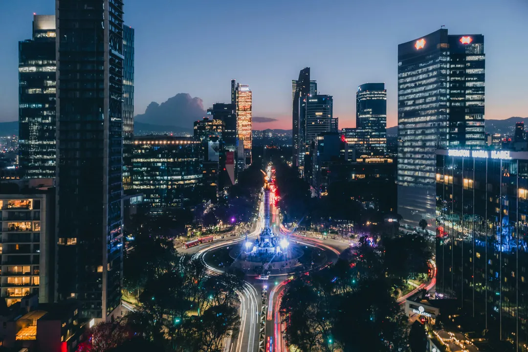 Avenida Reforma de la Ciudad de México iluminada de noche