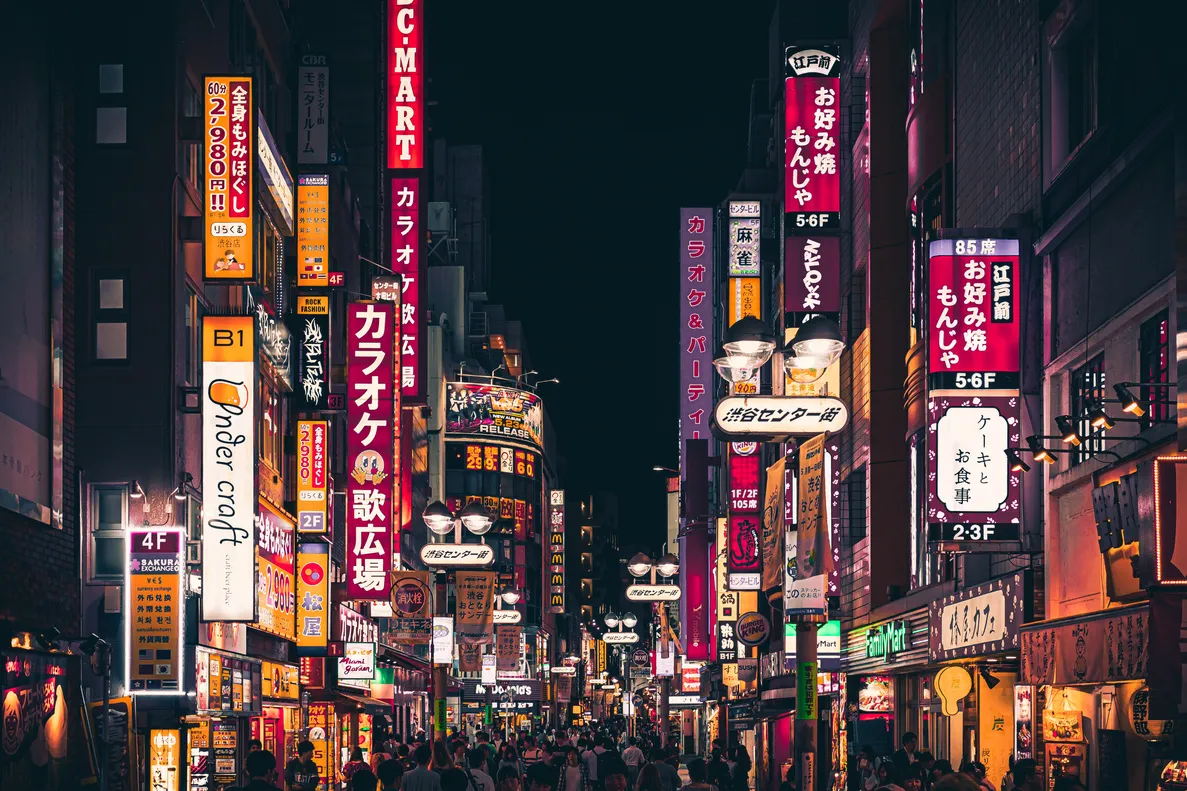 Calle comercial de Tokio iluminada con anuncios de neón