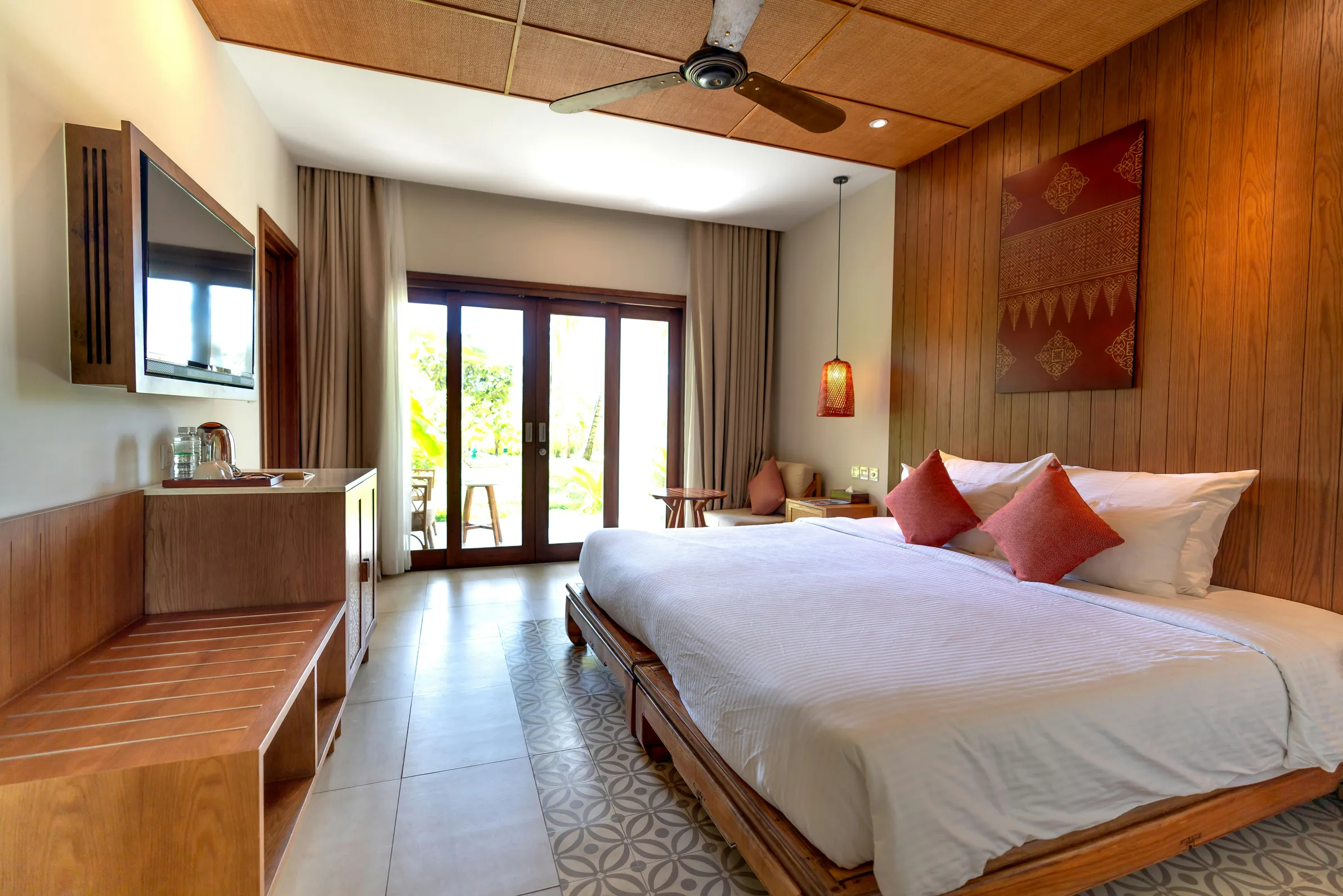 Habitación de hotel decorada con mobiliario y textiles mexicanos